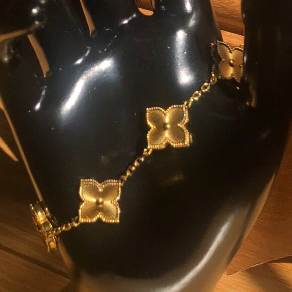 NWT - Alhambra Guilloche Gold Clover Bracelet - Picture 3 of 9